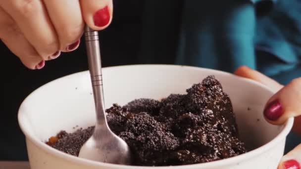 Женские руки делают мак и чернослив для гоменташа на праздник Пурим — стоковое видео