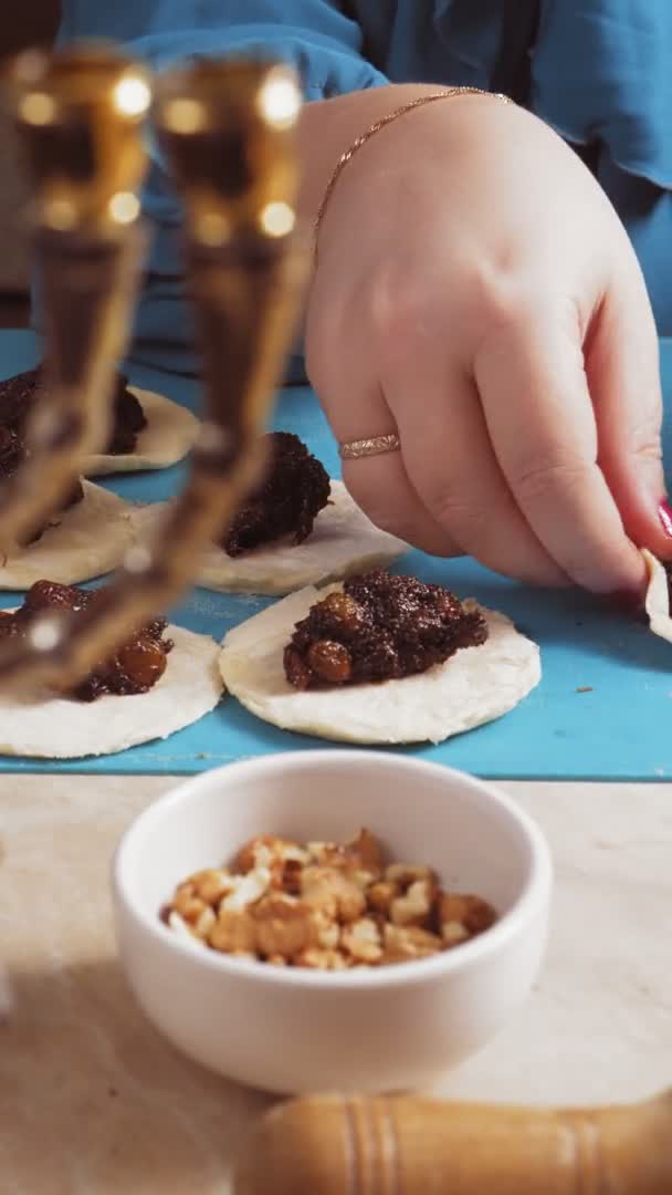 Yahudi bir kadının elleri Purim bayramı için Gomentashi kurabiyelerine haşhaş tohumu dolduruyor.. — Stok video