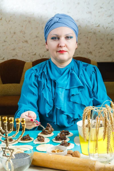Еврейские Женщины Положили Маковое Семя Тесто Печенья Гоменташи Праздник Пурим — стоковое фото