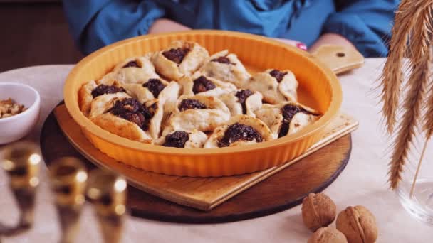 Purim cookies med vallmofrö fyllning triangulära gomentashi på bordet i en bakning skålen — Stockvideo