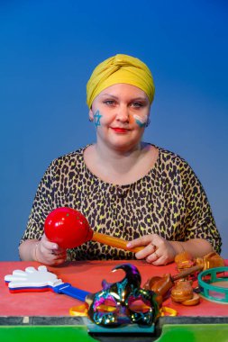 Başlıklı Yahudi bir kadın, parşömeni çıngırakla okurken Purim 'deki sinagogda ses çıkarmayı emrediyor..