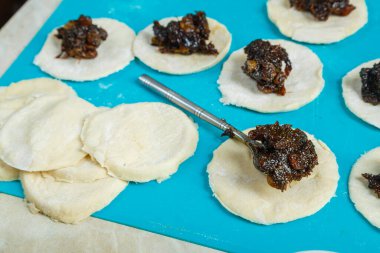 Yahudi bayramı Purim hamuru için geleneksel Blanks Gomentashi kurabiyeleri..