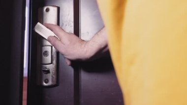 Bir kişi kapıyı açar ve kapı kapanır..