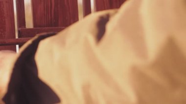 Bir adamın eli kapıyı açar, çıkar ve kapatır..