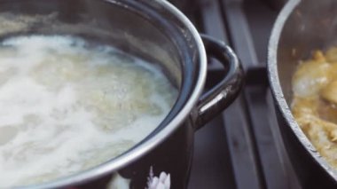 Bulgur tavada pişirilir, tavuk tavada kızartılır..