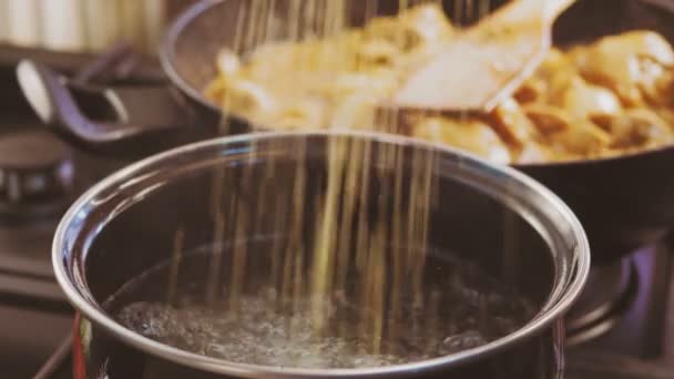 Bulgur wordt in een pot kokend water gegoten. — Stockvideo