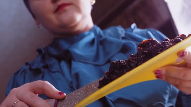 Kvinnors händer gör fyllning för gomentashi cookies från plommon och vallmofrön — Stockvideo