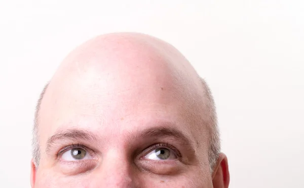 Homem careca olhando para cima — Fotografia de Stock