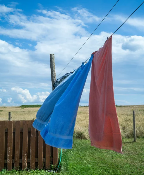 Hänga tvätt på linjen — Stockfoto