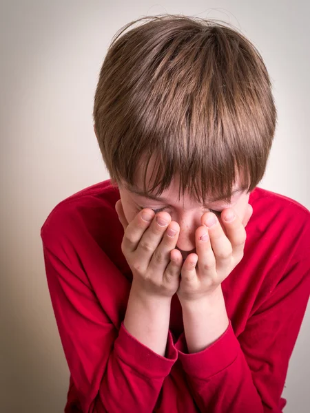 Мальчик плачет — стоковое фото