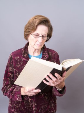 yaşlı kadın kitap okuma