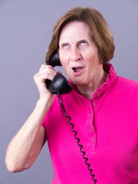 yaşlı kadın telefonla konuşuyor