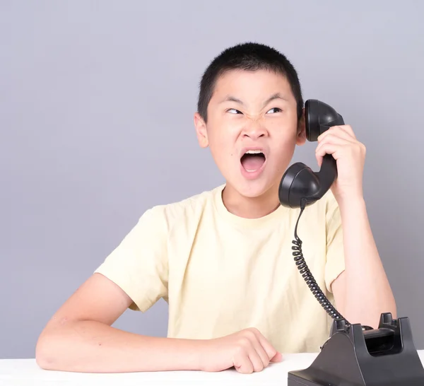 Nastoletni chłopiec na telefon krzyczy — Zdjęcie stockowe