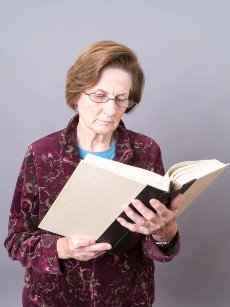 Donna anziana Leggere un libro — Foto Stock