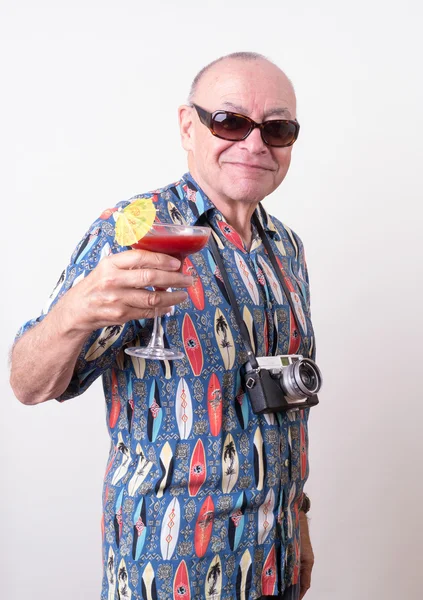 Turista mais velho engraçado com bebida tropical — Fotografia de Stock