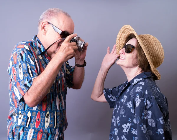 Older couple on vacation taking pictures — Stock Photo, Image