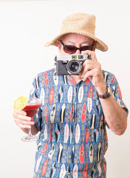 Divertido turista con cámara y bebida tropical — Foto de Stock