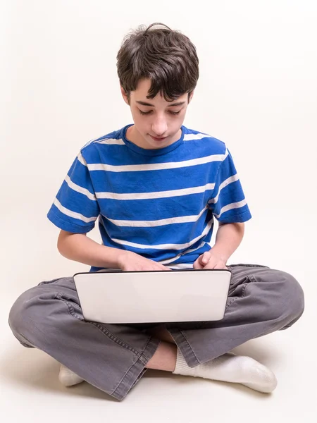 Adolescent à l'aide d'un ordinateur — Photo