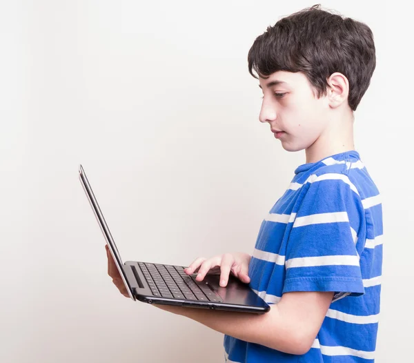 Teenager using a computer — Stock Photo, Image