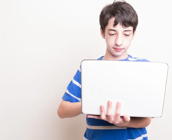 Adolescent à l'aide d'un ordinateur — Photo