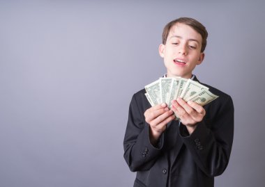 genç çocuk fanning para kazanç