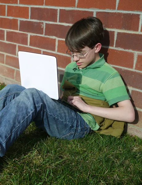 Middelbare schoolstudent werkt buiten met een computer — Stockfoto