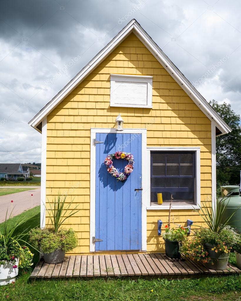 Download Ihotos: yellow houses | Cute little yellow house — Stock ...