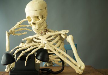 ölüm bir telefon görüşmesi yapıyor.