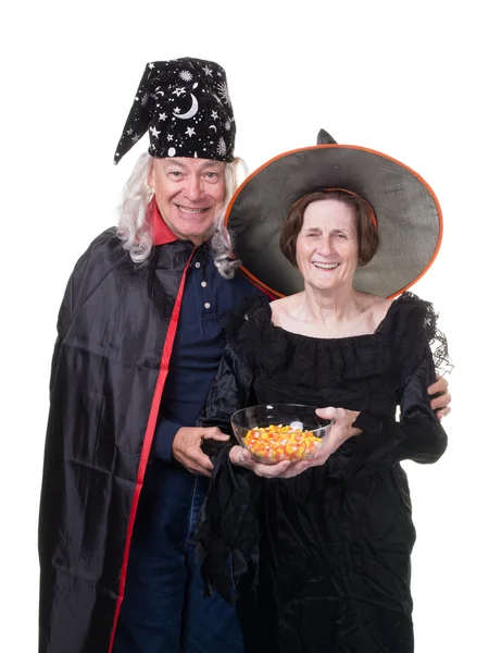Senior koppel het uitdelen van snoep op halloween Stockfoto