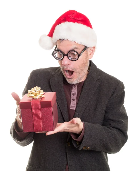 Homem nerd engraçado com presente de Natal — Fotografia de Stock