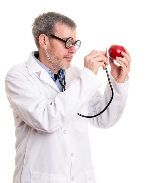 Doctor divertido examina una manzana — Foto de Stock