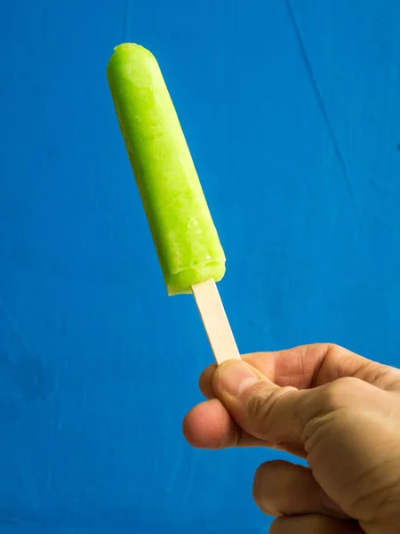 Hand holding an lime ice pop — Stock Photo, Image