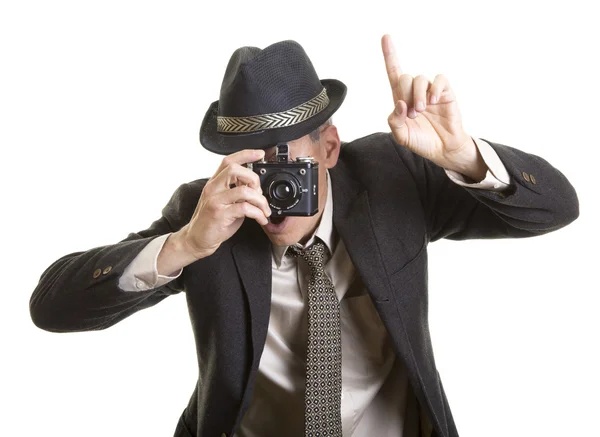 Een man die een foto neemt met een vintage camera — Stockfoto