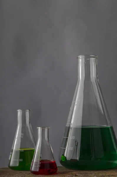 Palloni di vetro da laboratorio con spazio per la copia — Foto Stock