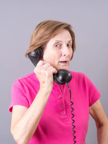 Пожилая женщина разговаривает по телефону — стоковое фото