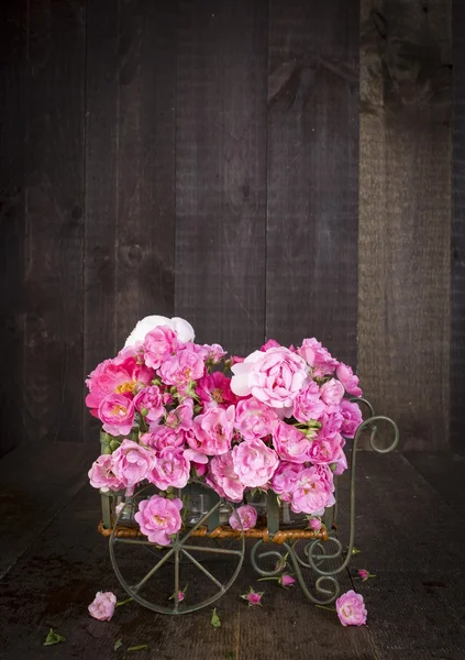 Rosas cor de rosa no carrinho de flores — Fotografia de Stock