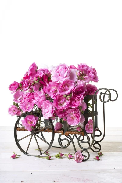 Rosa Rosen im Blumenkorb Stockfoto