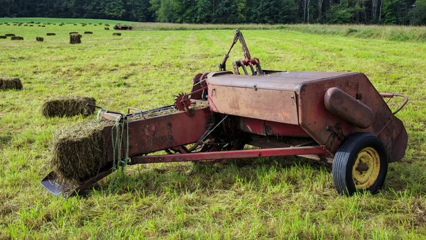 古い干し草の梱包機 — ストック写真