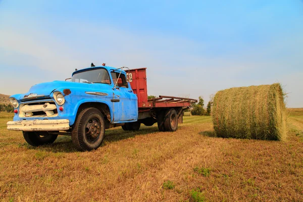 Caminhão de fazenda velha — Fotografia de Stock