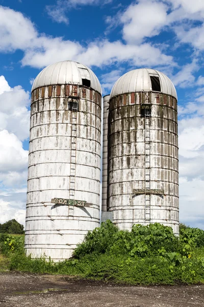 Silos della vecchia fattoria — Foto Stock