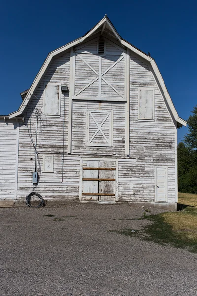 Old white barn — Stock Photo, Image