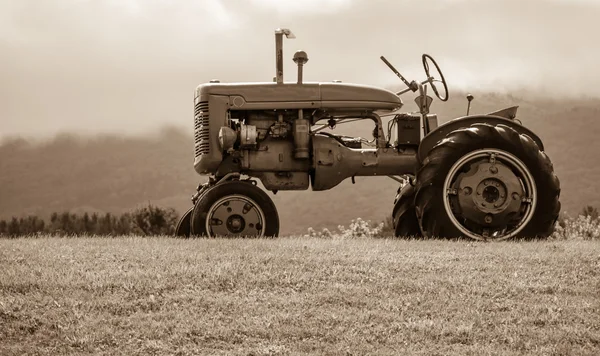 Stary traktor sepii stonowanych — Zdjęcie stockowe