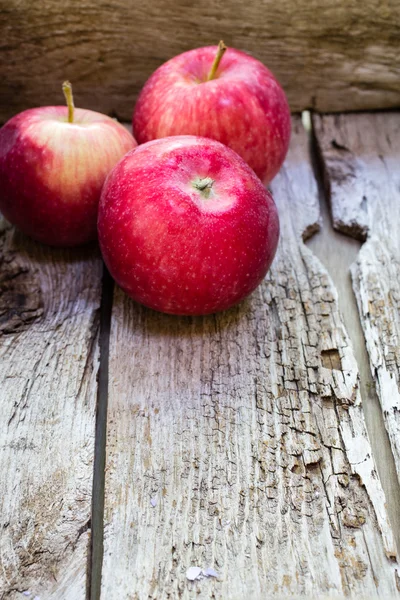 Red Apples in wooden box — Stock Photo, Image