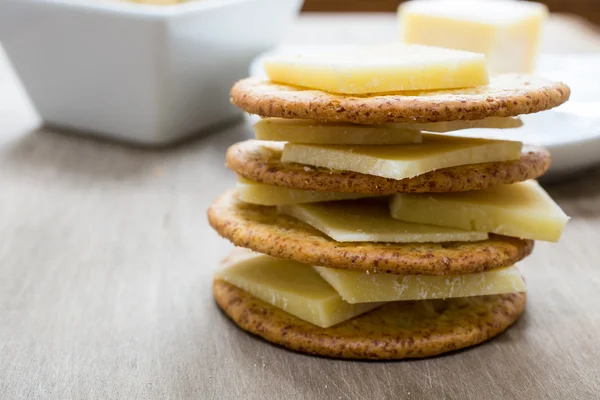 Kaas en crackers Rechtenvrije Stockafbeeldingen