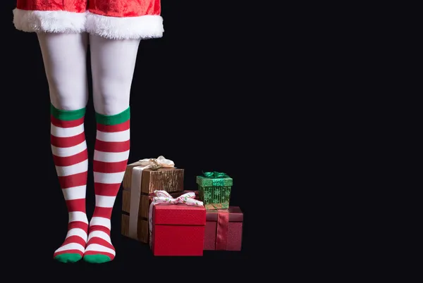 Pernas de Santas ajudante com presentes de Natal Imagens De Bancos De Imagens