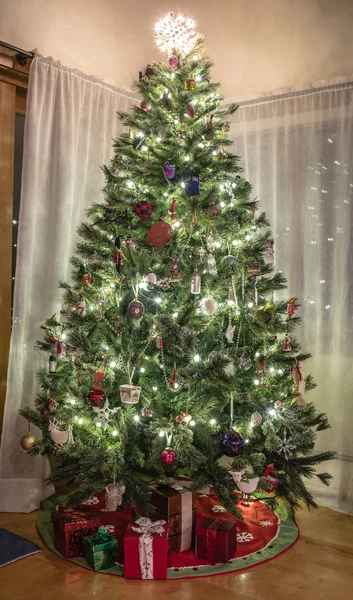 Χριστουγεννιάτικο δέντρο στο σπίτι Φωτογραφία Αρχείου