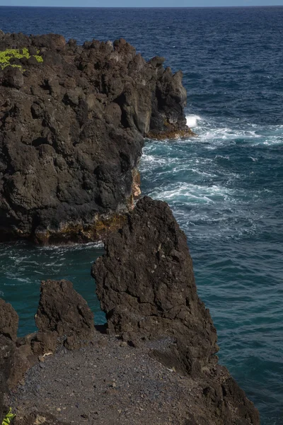 Black lava cliffs of Maui Hawaii — Stock Photo, Image