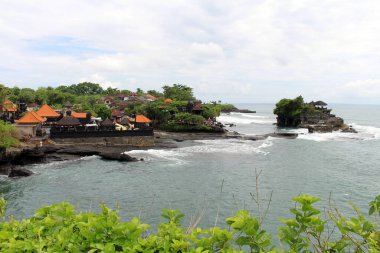 Bali 'deki Tanah Lot Tapınağı kompleksinin turizm ve dini altyapısı. Ocak 2022 'de çekildi..