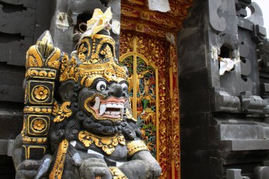 Bali 'deki Tanah Lot civarındaki tapınağın önündeki heykele yakın çekim. Ocak 2022 'de çekildi..