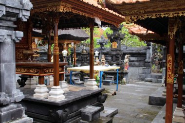 Bali 'deki Tanah Lot kompleksinin etrafındaki bir tapınağın içinde. Ocak 2022 'de çekildi..